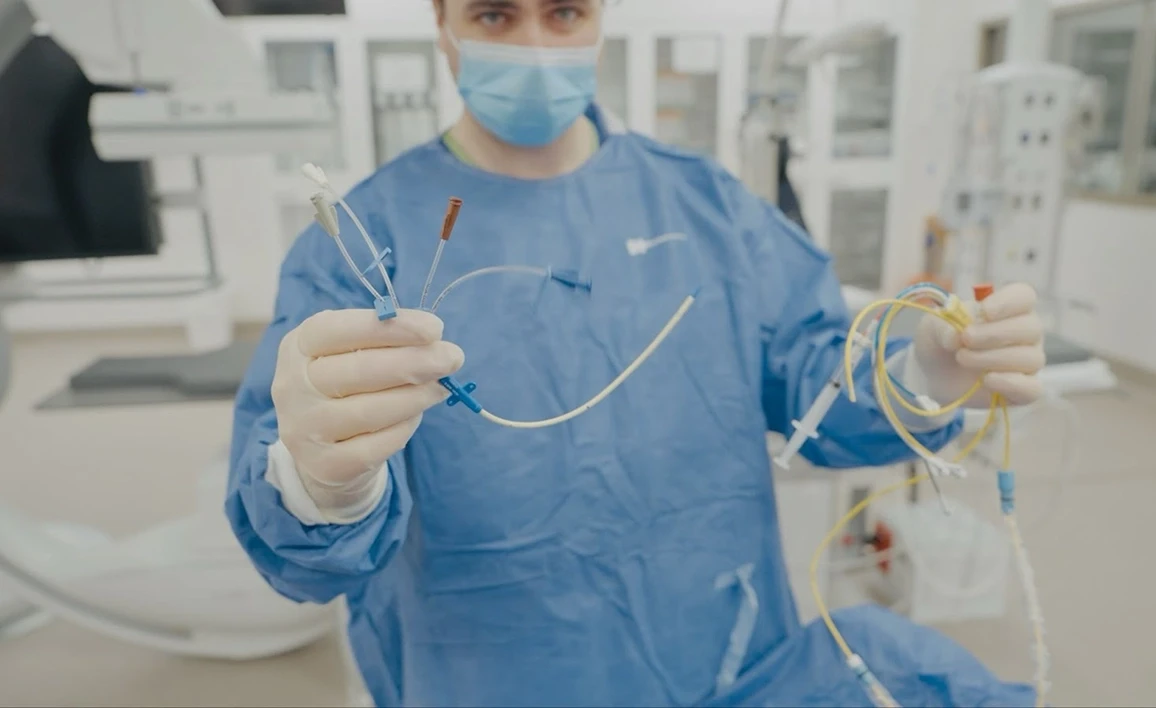 PUMA Lead Dr Perry demonstrating the pulmonary artery catheter (right) with the less invasive central venous catheter (left)