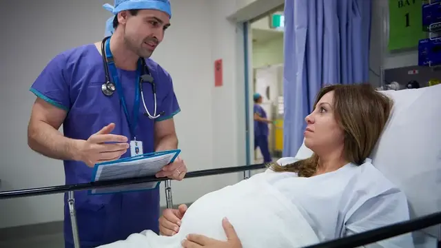 Doctor talking to pregnant patient 